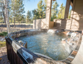 Mulligan by AvantStay Modern Sunriver Home on Woodlands Golf Course w Hot Tub